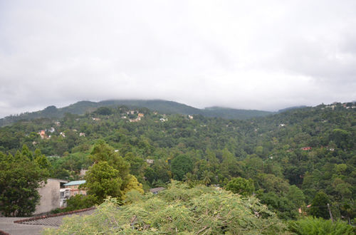Oyo 436 Sandakelum Tourist Guest House Канди Экстерьер фото