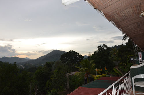 Oyo 436 Sandakelum Tourist Guest House Канди Экстерьер фото
