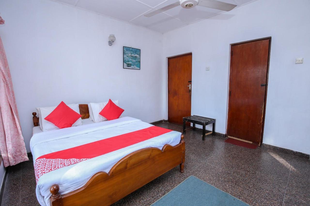 Oyo 436 Sandakelum Tourist Guest House Канди Экстерьер фото