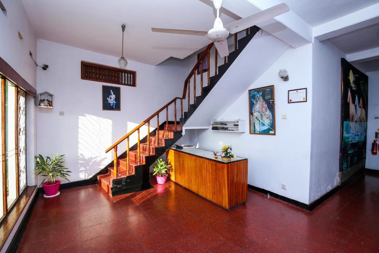 Oyo 436 Sandakelum Tourist Guest House Канди Экстерьер фото