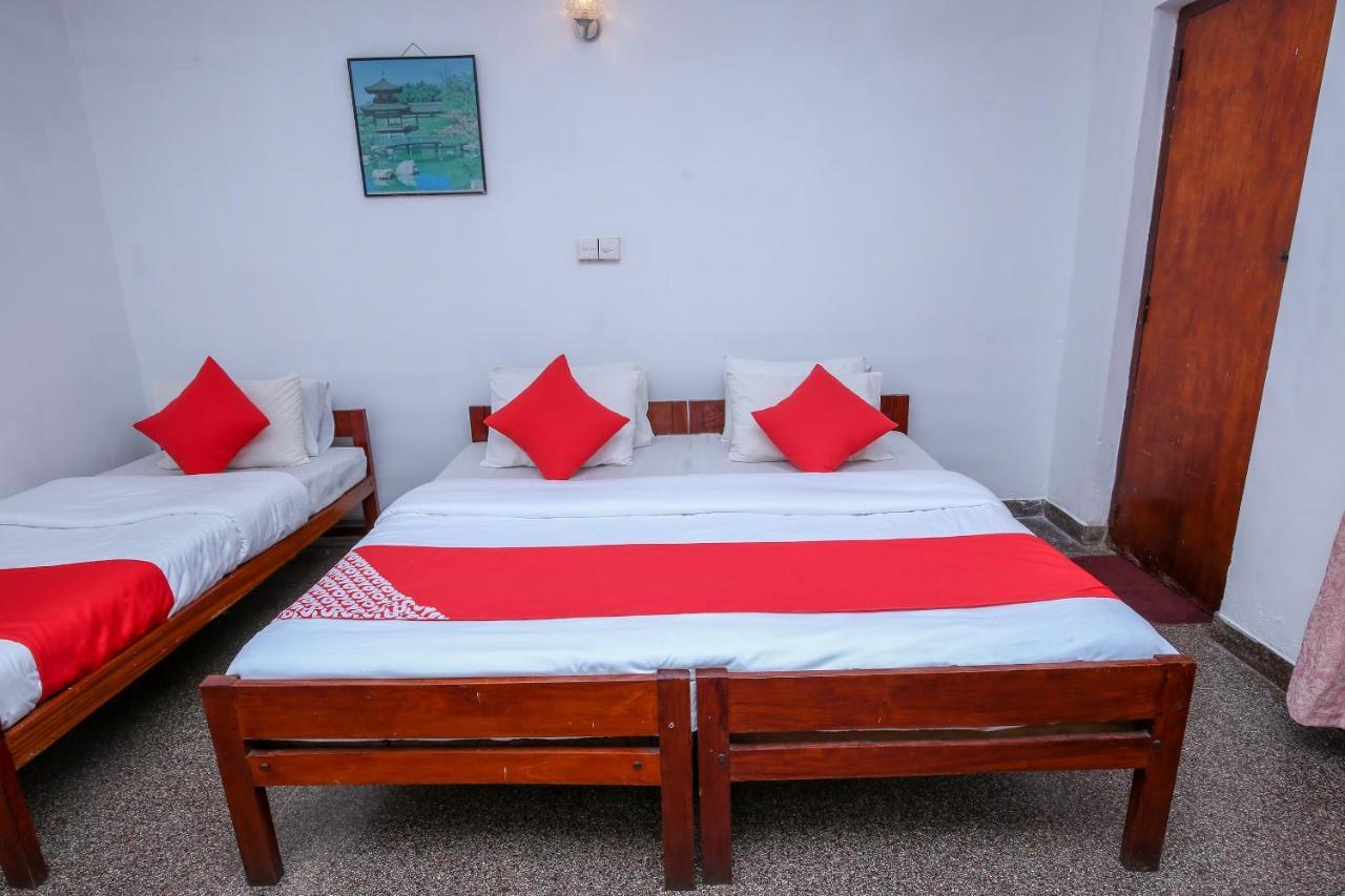 Oyo 436 Sandakelum Tourist Guest House Канди Экстерьер фото