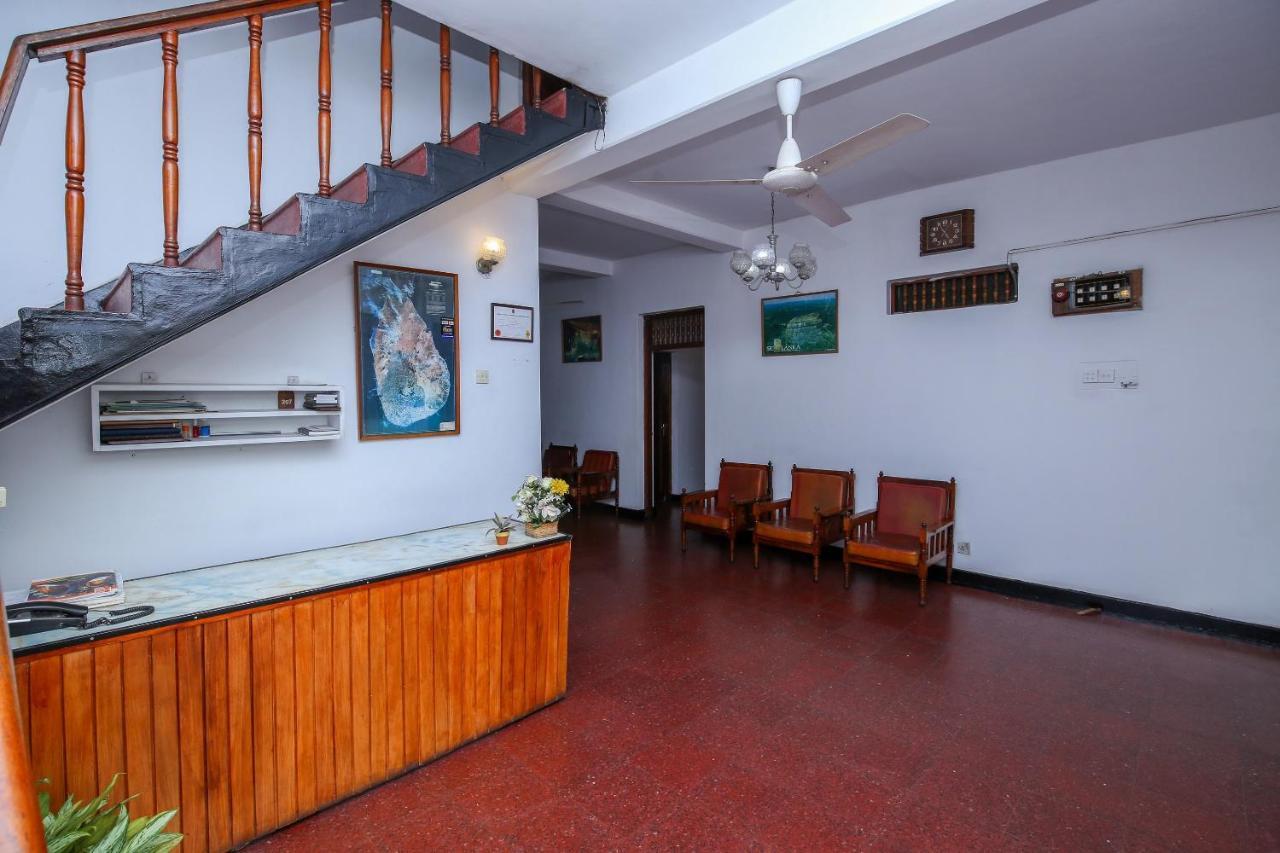 Oyo 436 Sandakelum Tourist Guest House Канди Экстерьер фото
